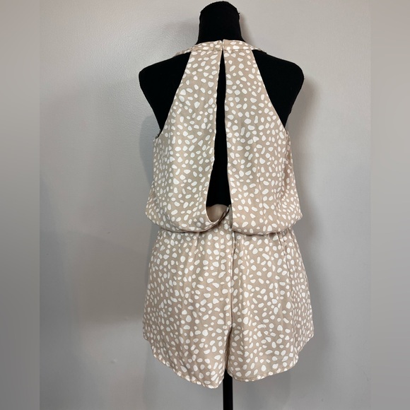 Pink Lily Beige & White Printed V-Neck Jumpsuit - Picture 2 of 4